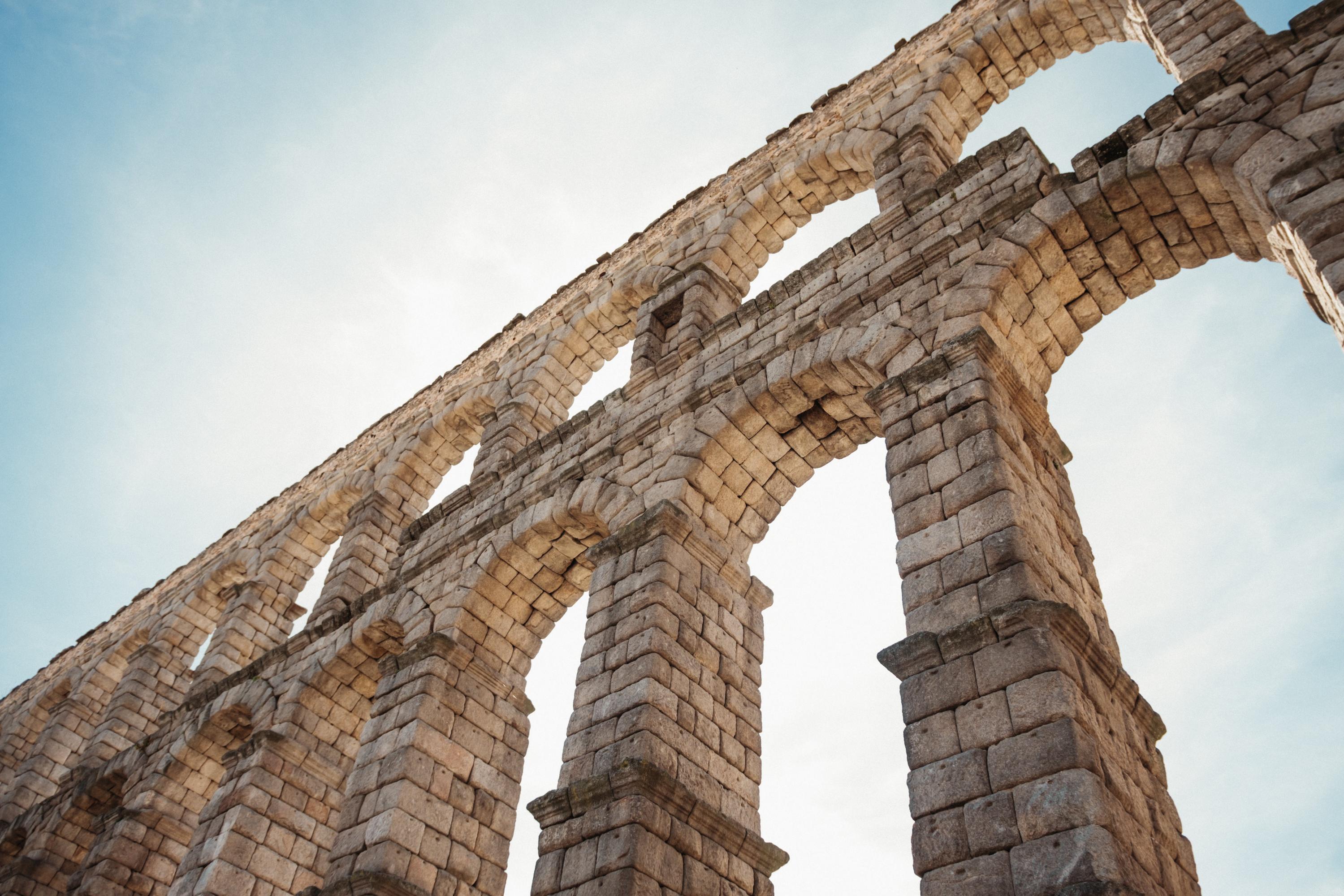 I segreti delle acquedotti antichi: ingegneria e storia sotto la città