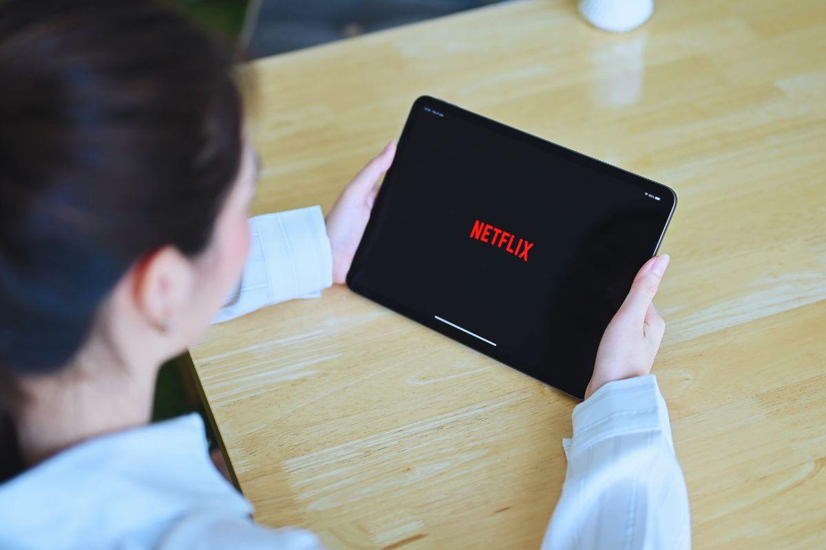 Donna che guarda Netflix su tablet