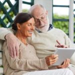 Due over 60 consultano un tablet