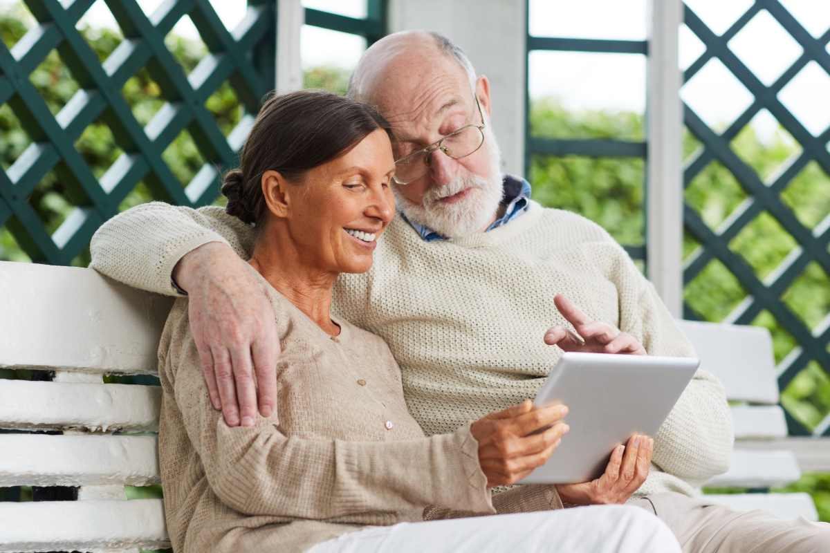 Due over 60 consultano un tablet