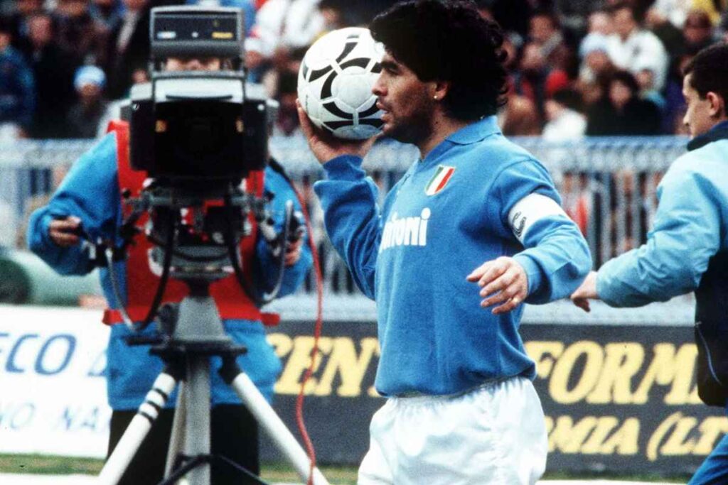 Diego Maradona con la maglia del Napoli