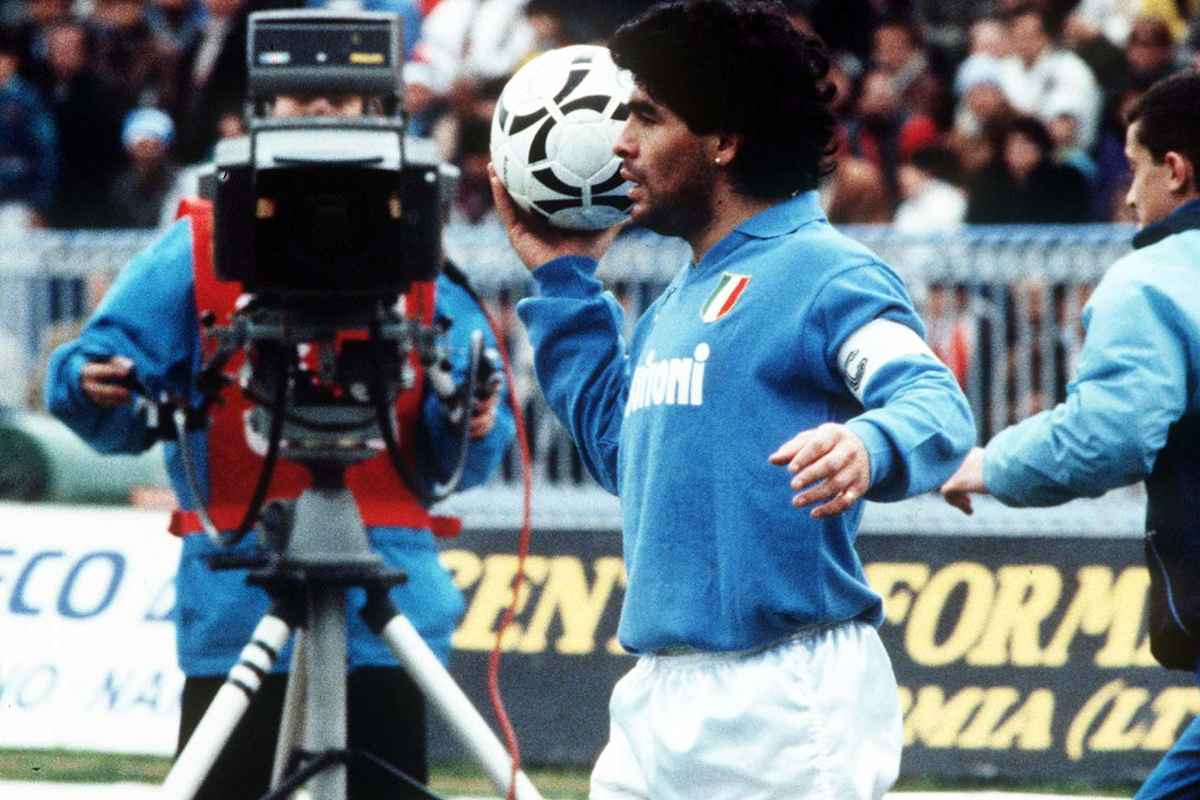 Diego Maradona con la maglia del Napoli