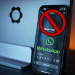 Logo Chat Gpt bloccato su smartphone dove campeggia quello WhatsApp