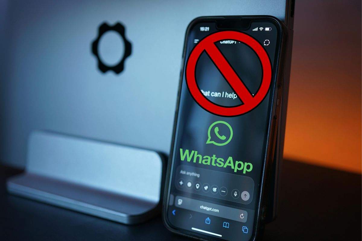 Logo Chat Gpt bloccato su smartphone dove campeggia quello WhatsApp