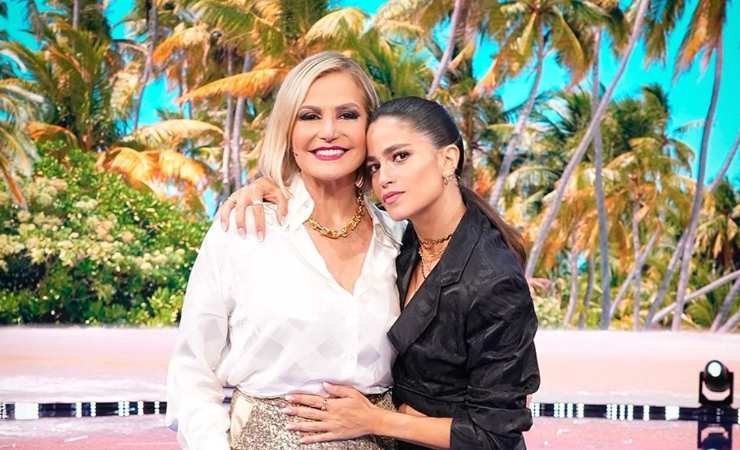 Veronica Gentili e Simona Ventura che si abbracciano