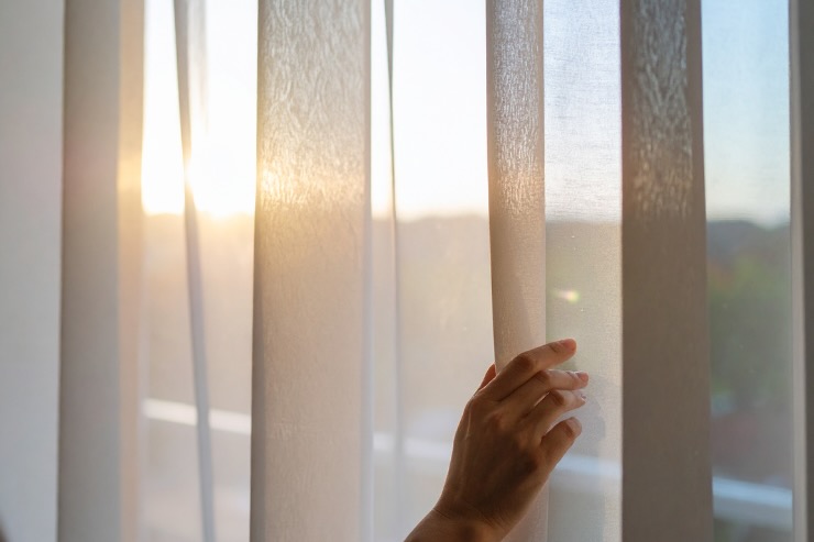 donna che tocca tenda