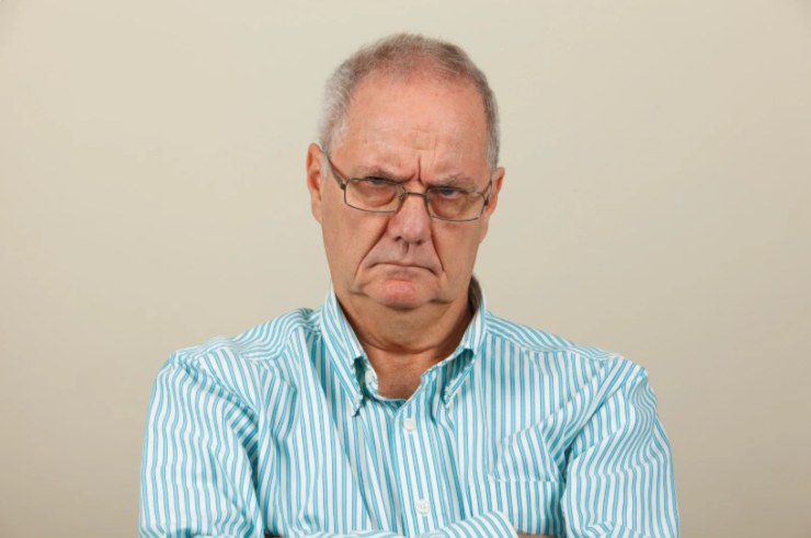 uomo anziano con espressione arrabbiata