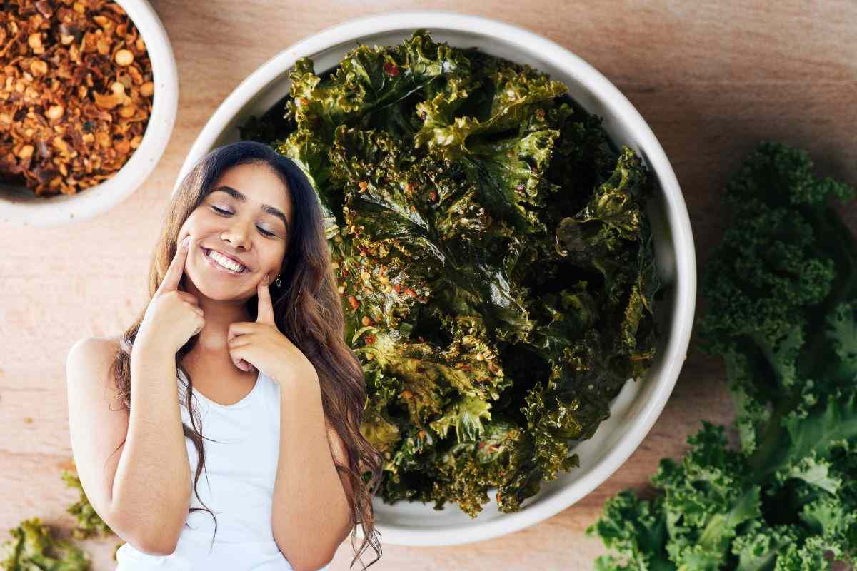 chips di cavolo nero e donna che gusta