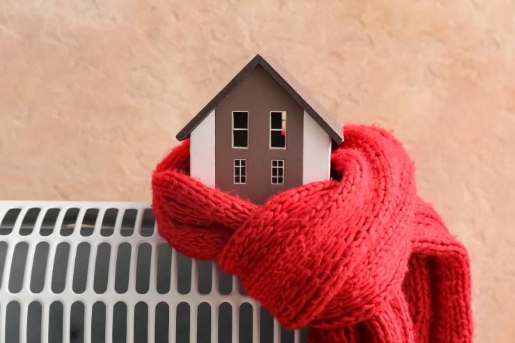 termosifone con disegno casetta e sciarpa intorno