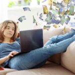 Donna al computer e soldi