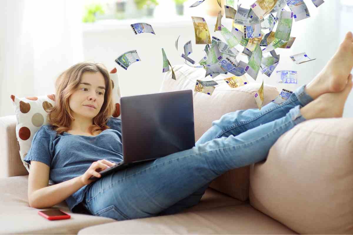Donna al computer e soldi