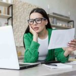 Donna al computer preoccupata